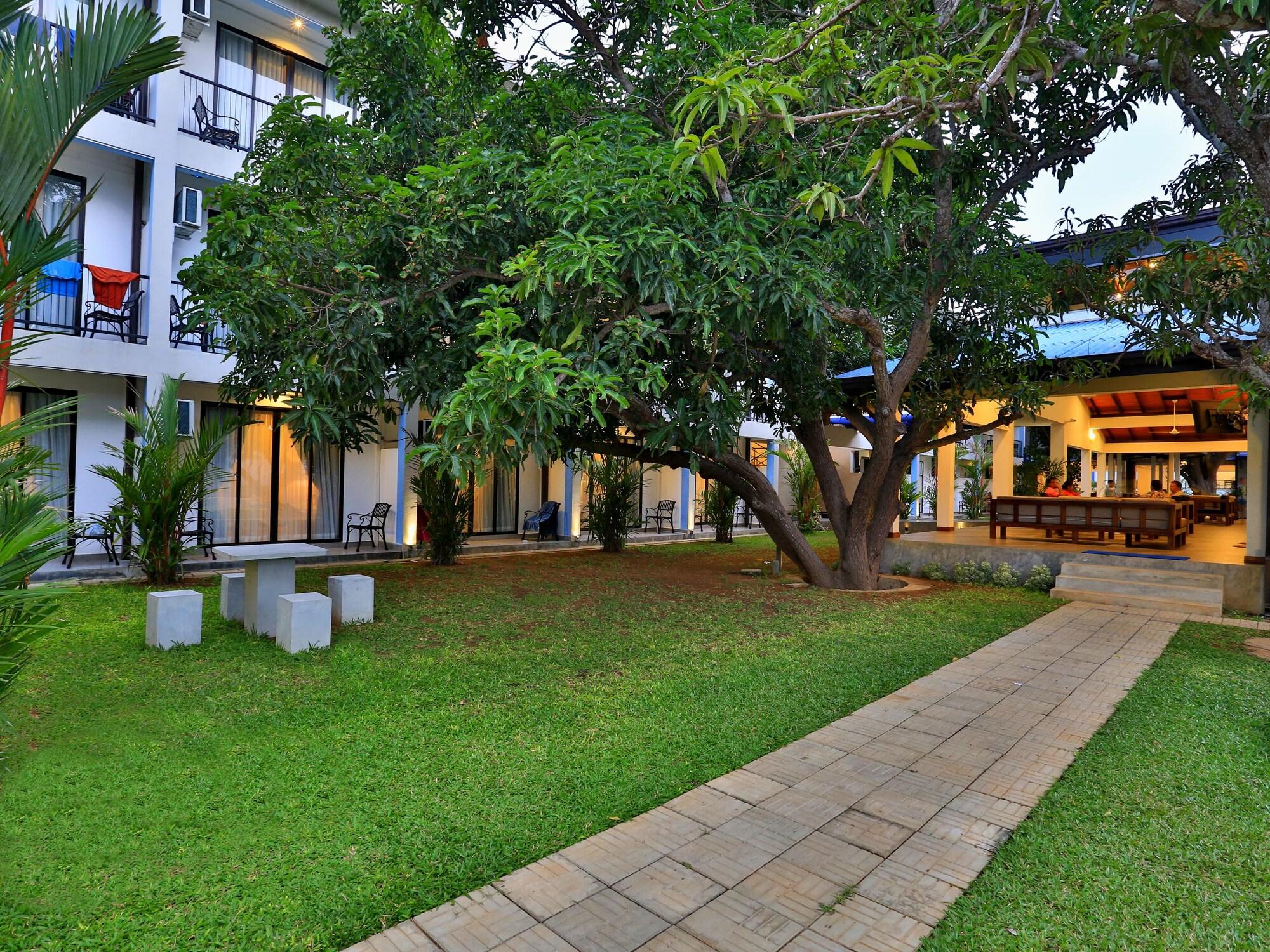 The Blue Wave Hotel Baía de Arugam Exterior foto
