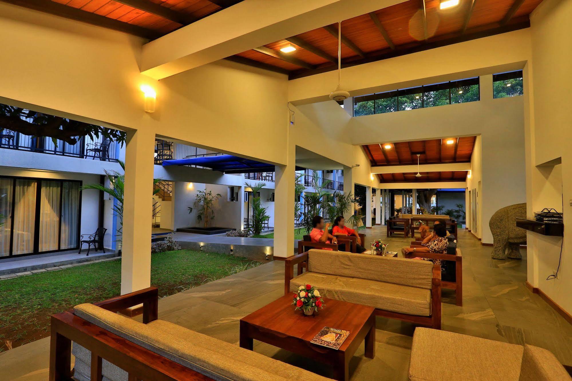 The Blue Wave Hotel Baía de Arugam Exterior foto